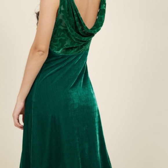 Beautiful Green Velvet & Lace Back Dress ModCloth - Picture 2 of 6